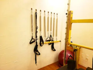 トレーニング器具（サスペンション）のあるスタジオ