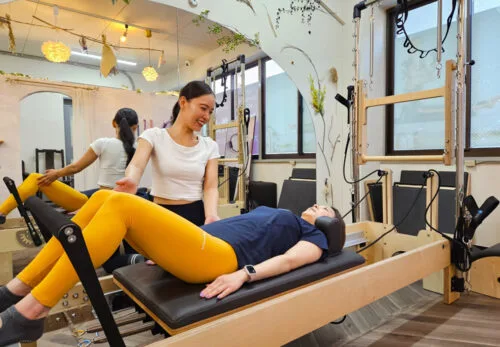 fis.pilatesのスタジオと女性