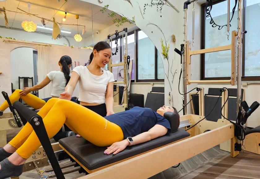 fis.pilatesのスタジオと女性