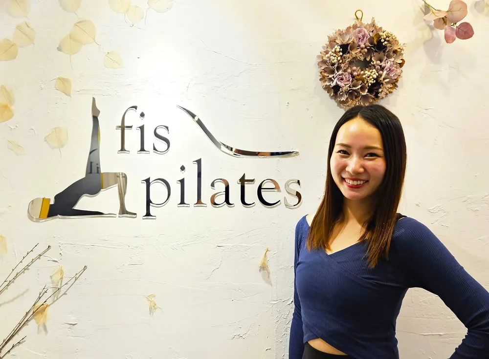 fis.pilatesのスタジオと女性