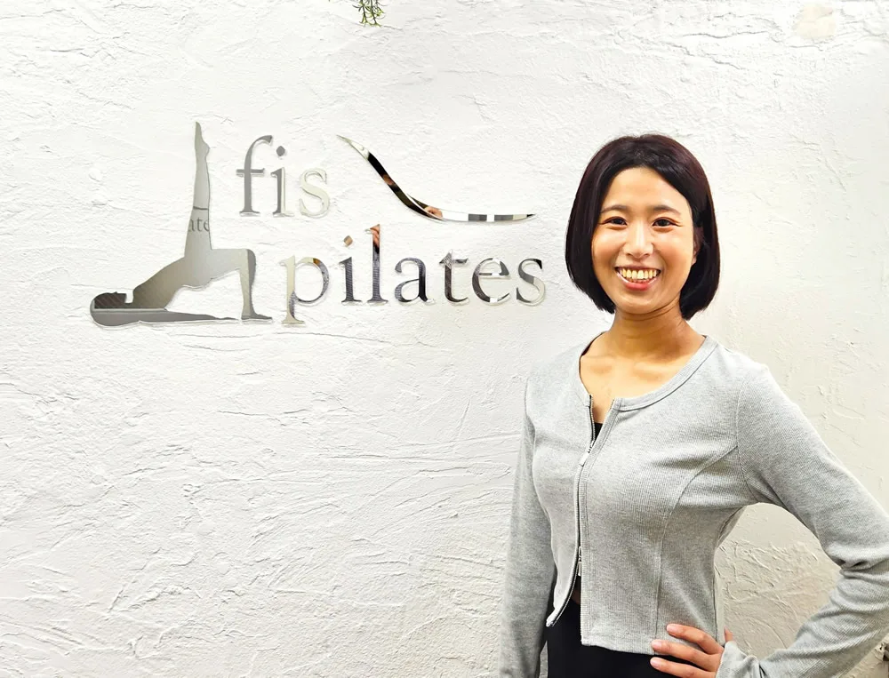 fis.pilatesのスタジオと女性