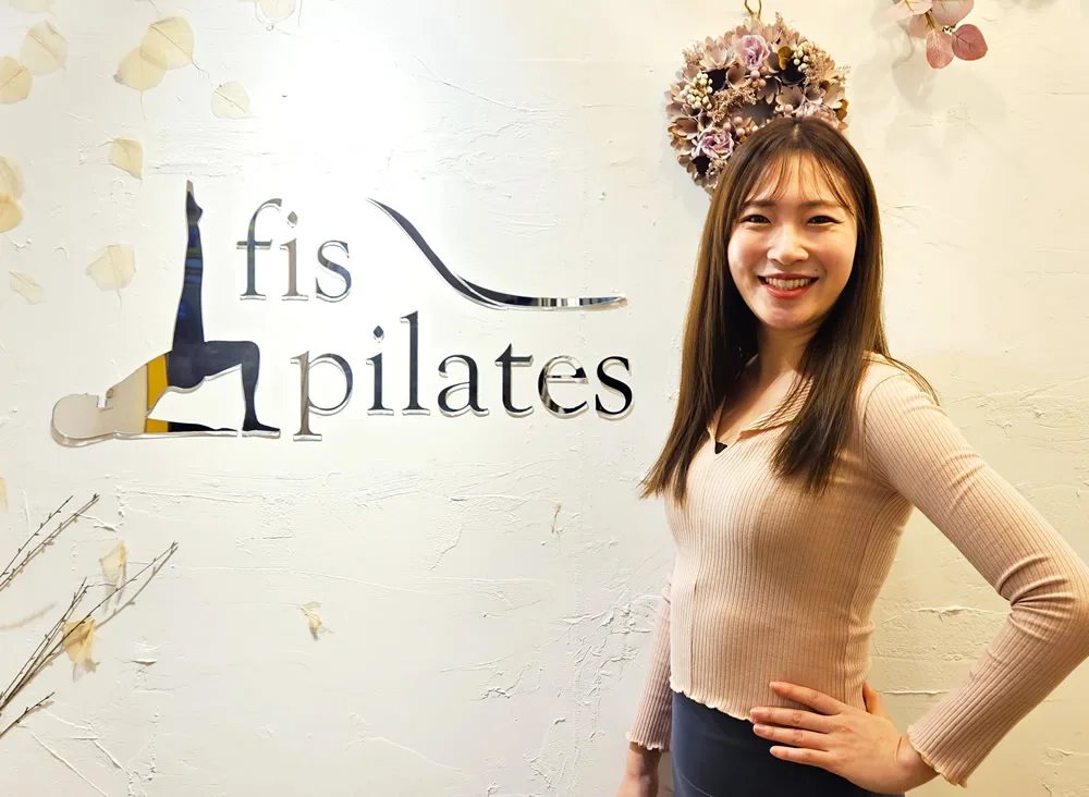 fis.pilatesのスタジオと女性