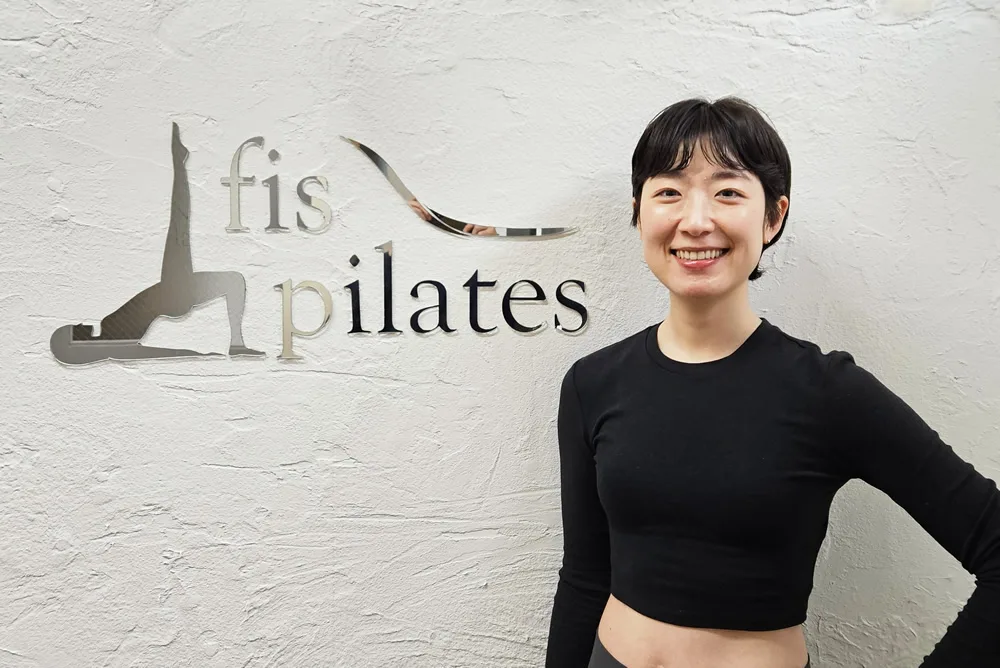 fis.pilatesのスタジオと女性
