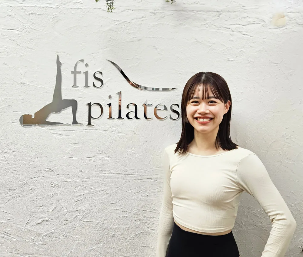 fis.pilatesのスタジオと女性