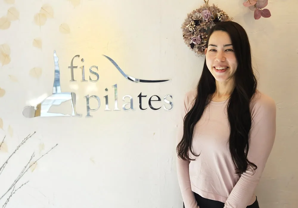 fis.pilatesのスタジオと女性