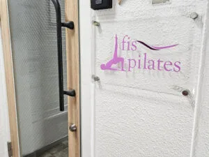 fis.pilatesの看板